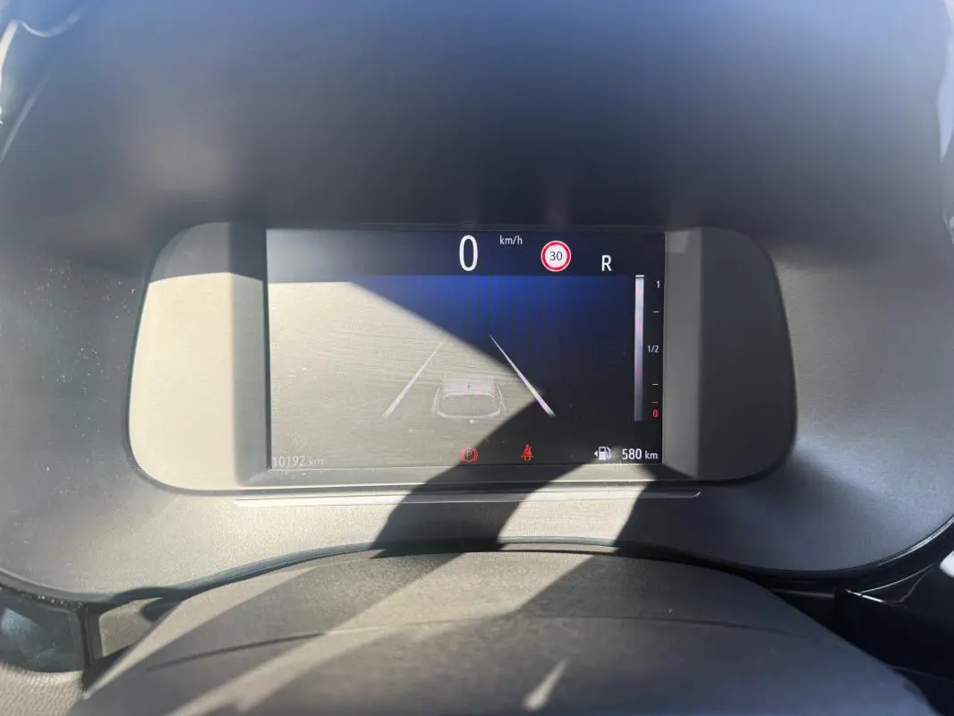 Tableau de bord numérique de l’Opel Corsa 2025, affichant la vitesse à 0 km/h et l’indicateur de limite à 30 km/h.