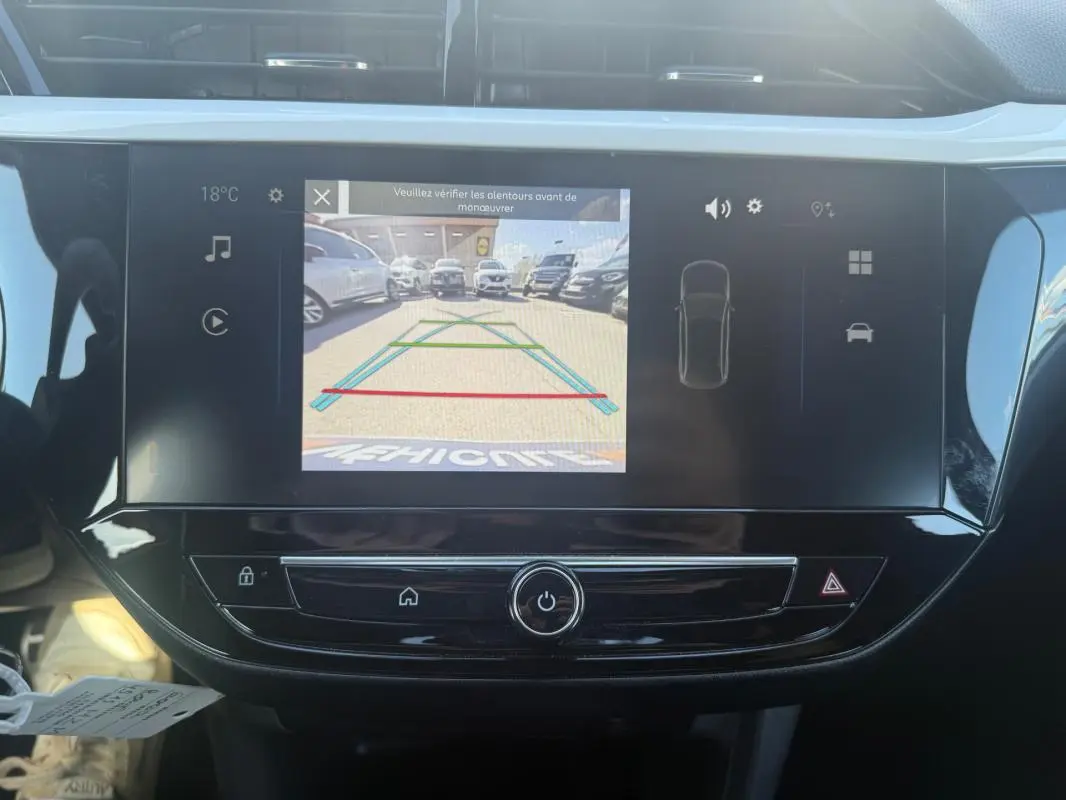 Écran central de l’Opel Corsa 2025 montrant la caméra de recul avec guidage de trajectoire en vue intérieure.