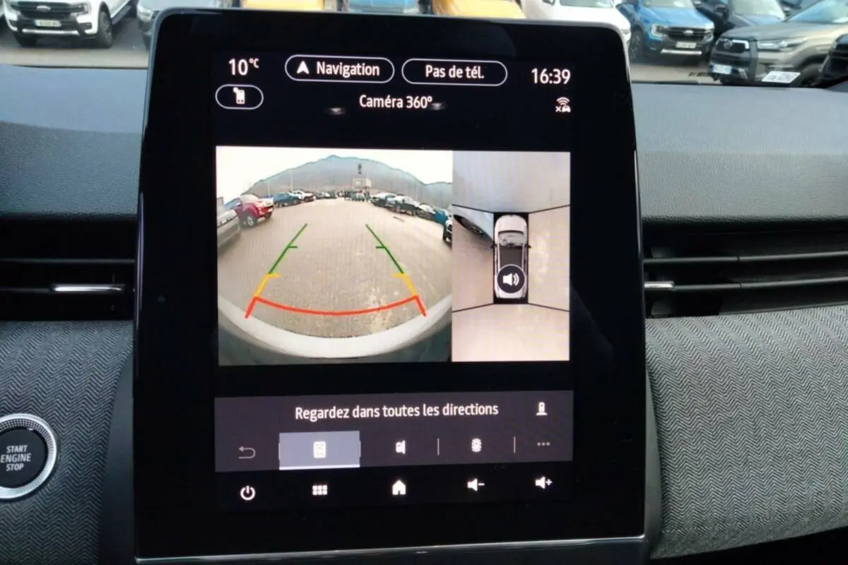 Écran tactile central de la Renault Clio gris rafale montrant la caméra 360° et l'affichage de recul.