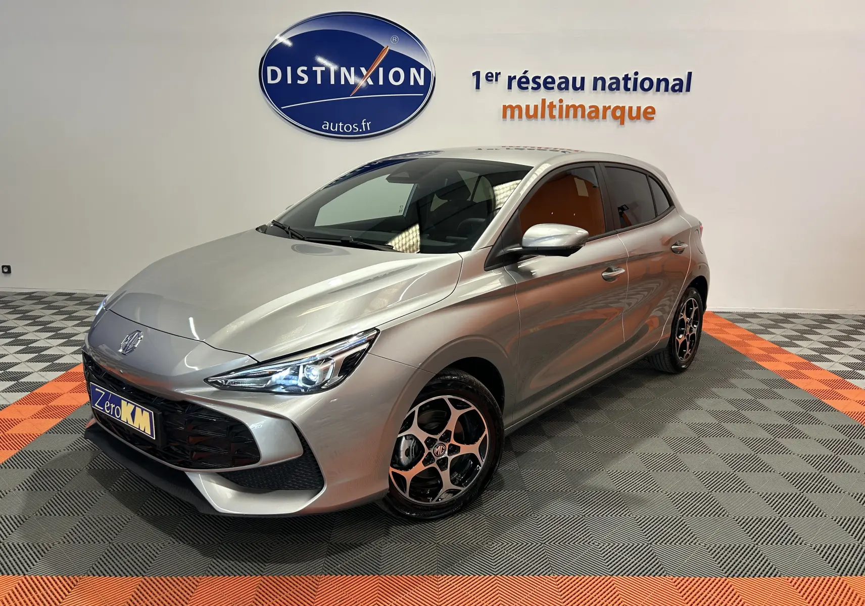 Vue 3/4 avant d'une MG3 Cosmic Silver 2026 avec jantes noires et logo MG visible sur la calandre.