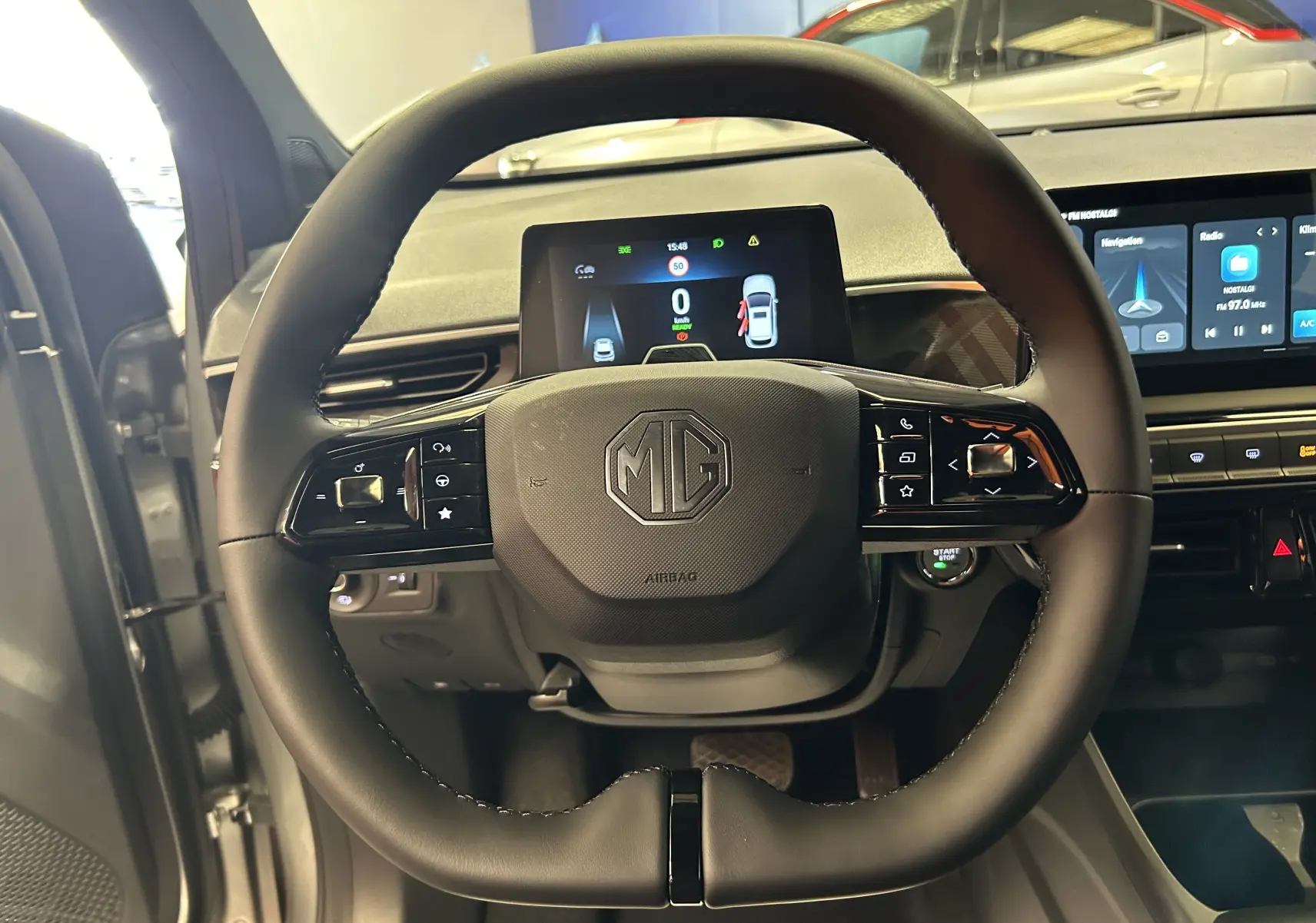 Vue intérieure centrée sur le volant noir du MG3 Cosmic Silver 2026 avec tableau de bord numérique et écran tactile.