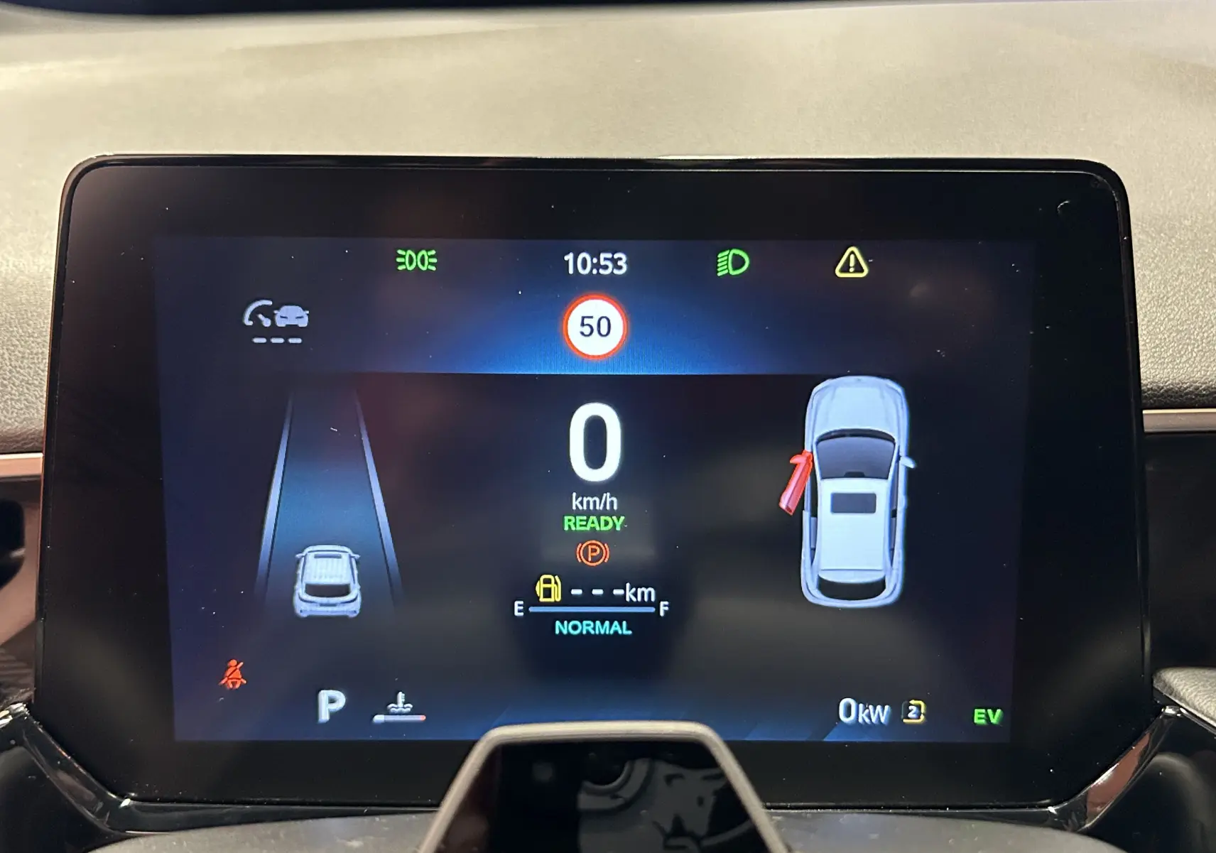 Écran numérique du tableau de bord du MG3 Cosmic Silver 2026, affichant la vitesse à 0 km/h et porte avant gauche ouverte.