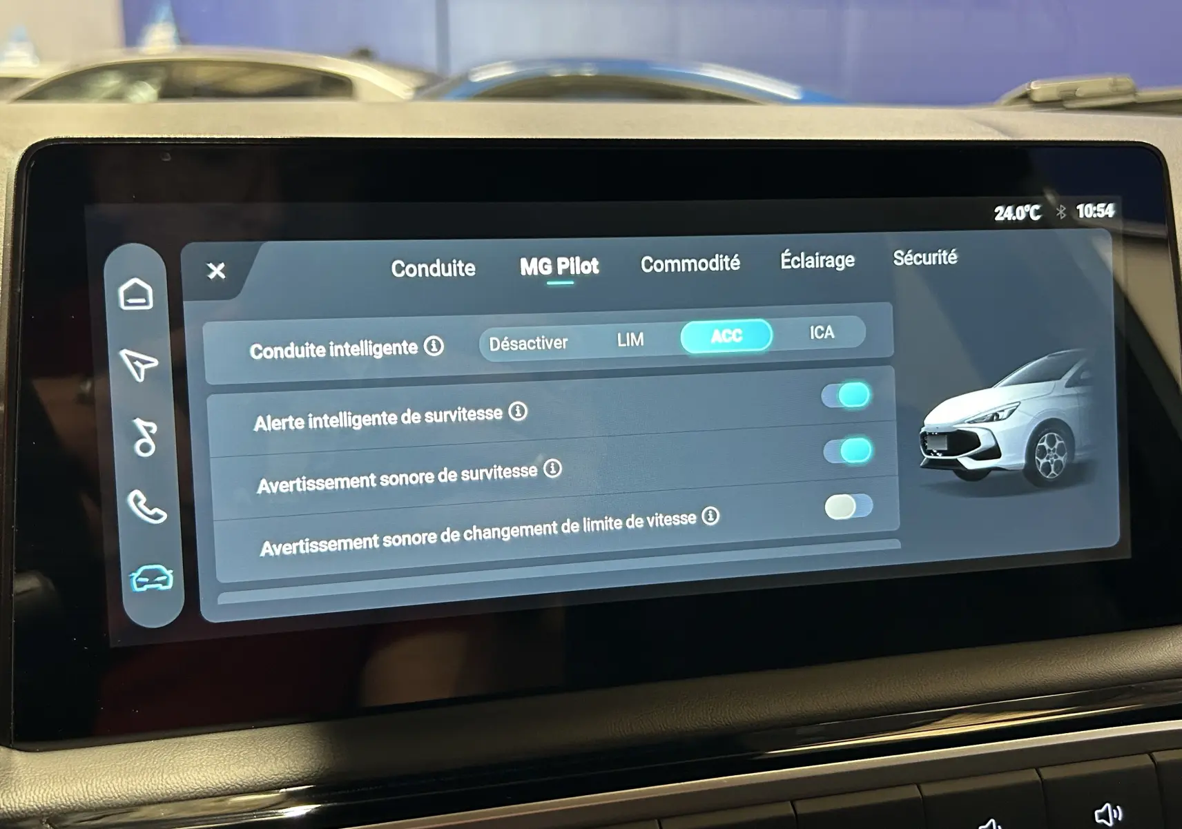 Écran tactile intérieur montrant les réglages MG Pilot avec illustration d'une MG3 blanche en vue 3/4 avant.