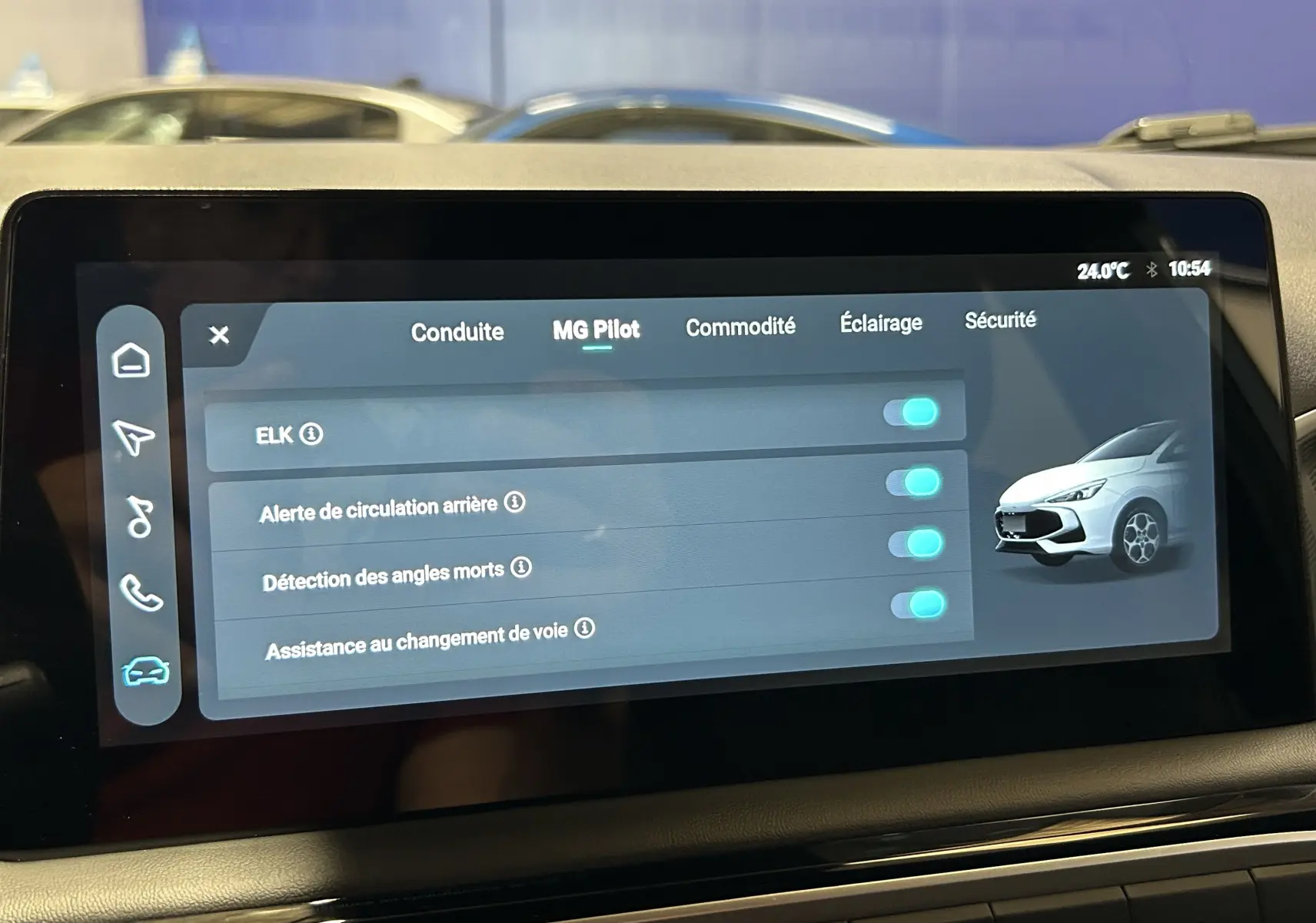 Écran tactile intérieur montrant les options d'assistance à la conduite du MG3 Cosmic Silver, vue de profil avant droite.