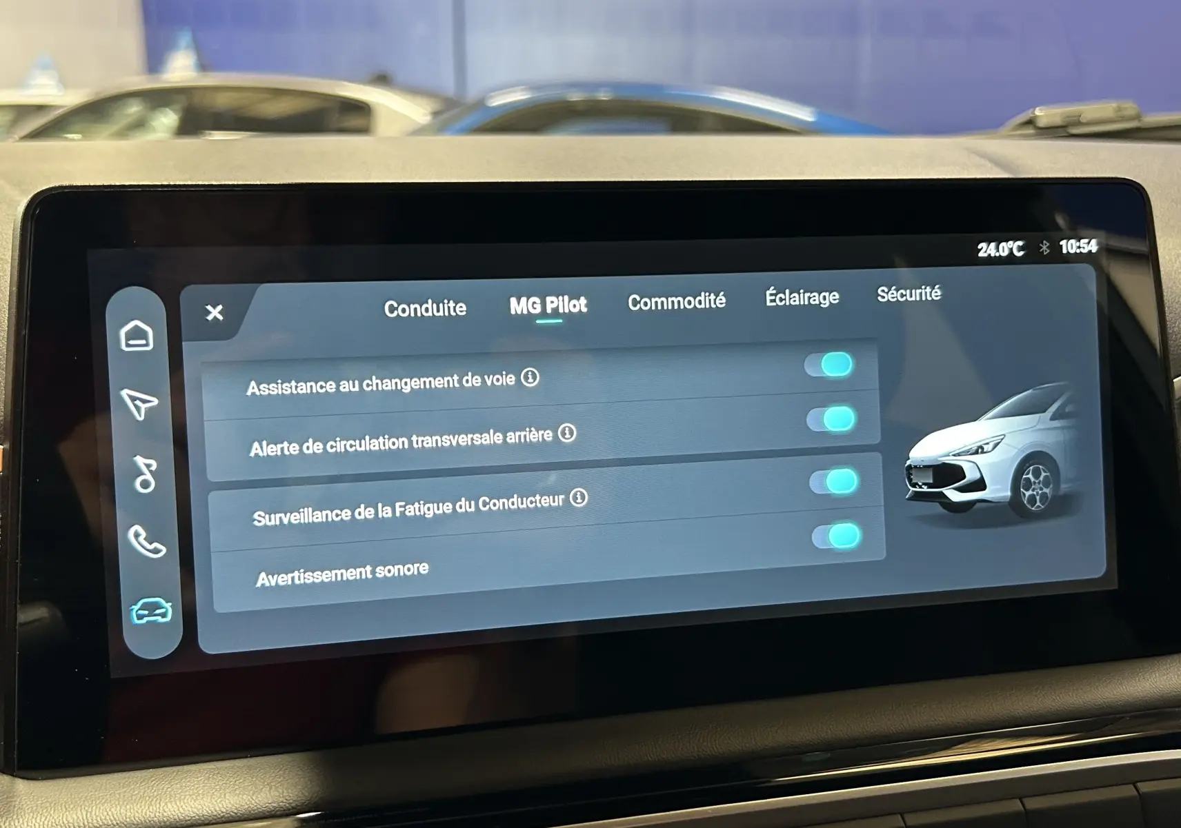 Écran tactile intérieur montrant les options d'assistance à la conduite du MG3 Cosmic Silver, vue de face du tableau de bord.