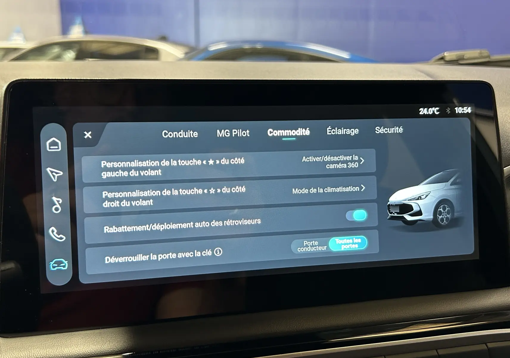 Écran tactile intérieur montrant le menu de personnalisation avec l'illustration d'une MG3 Cosmic Silver vue de face côté droit.
