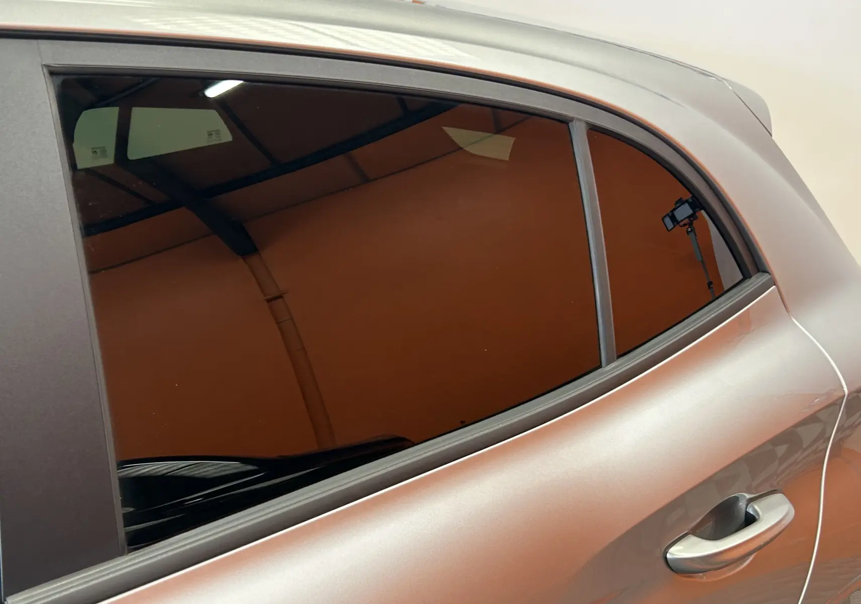 Vue latérale du côté droit de la porte arrière d'une MG3 Cosmic Silver 2026 avec vitre teintée et poignée intégrée.
