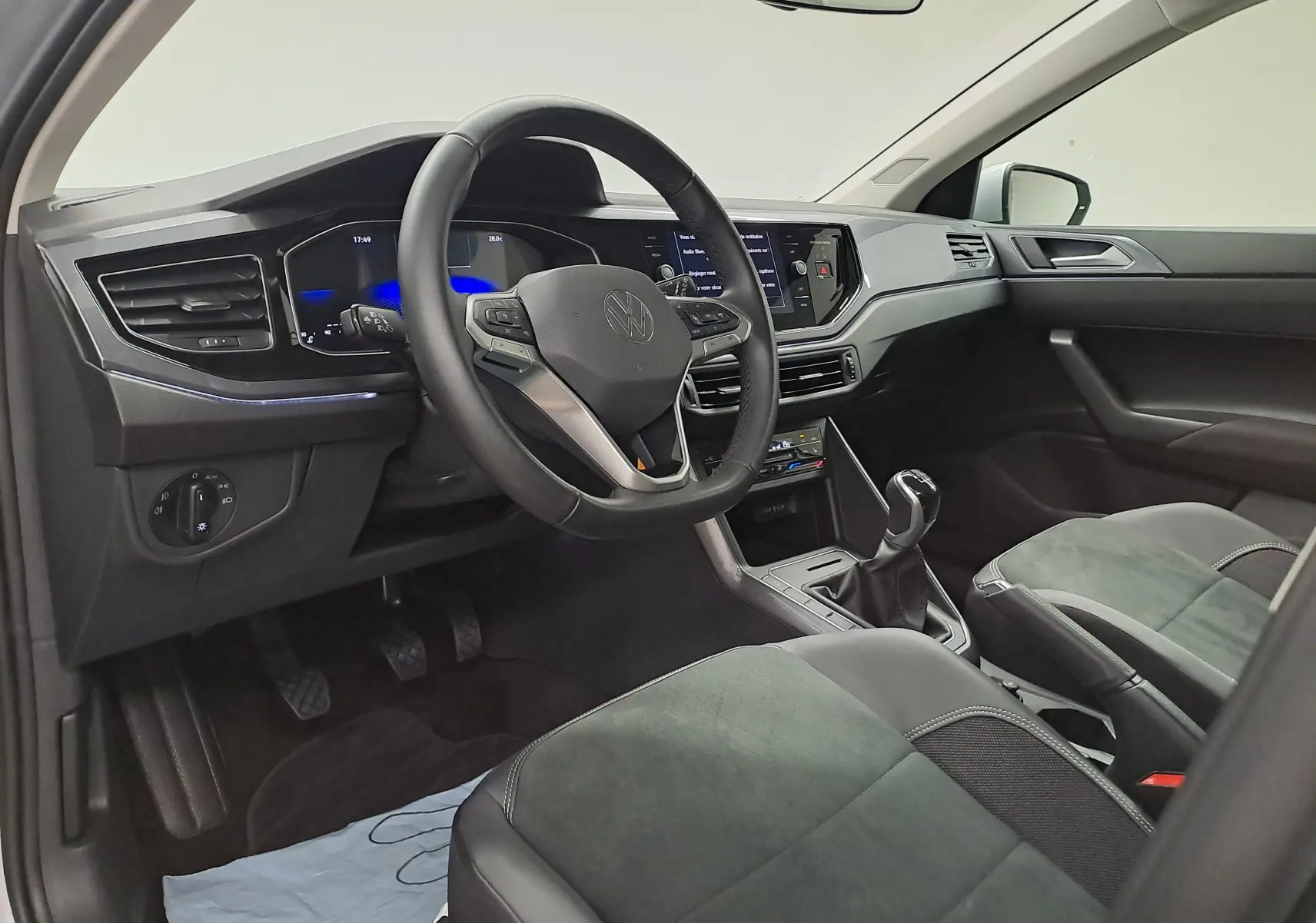 Vue intérieure côté conducteur de la Volkswagen Polo 1.0 TSI 95 BVM5 Style avec volant multifonction et écran tactile central.