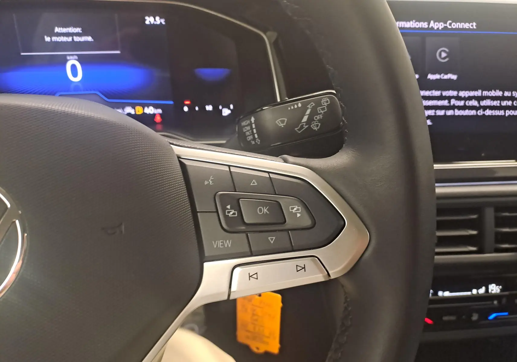 Gros plan sur le volant multifonction et le tableau de bord numérique d'une Volkswagen Polo 2025, intérieur noir.