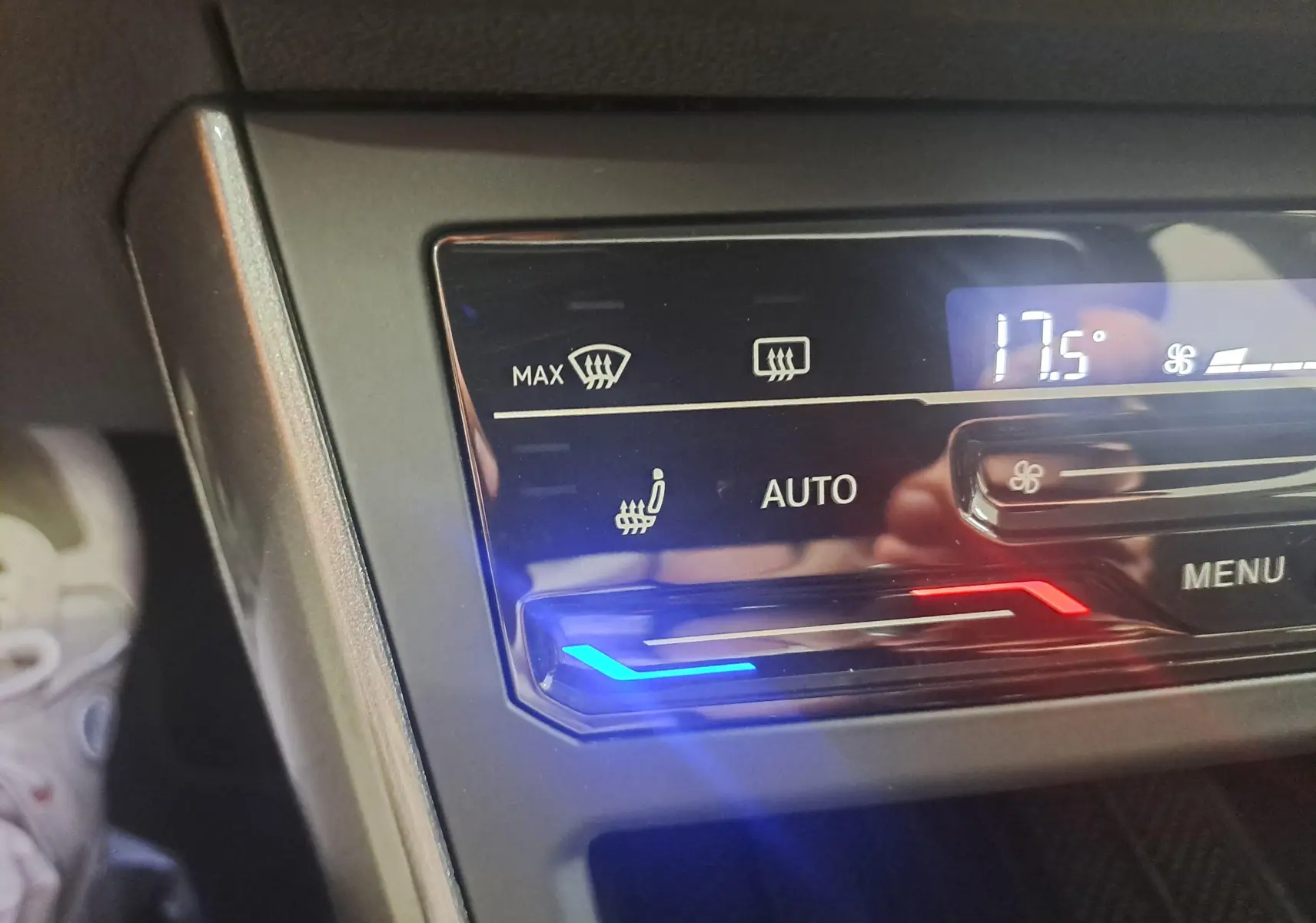 Panneau de commande de climatisation avec réglage automatique et affichage digital à 17,5°C dans une Volkswagen Polo 2025.