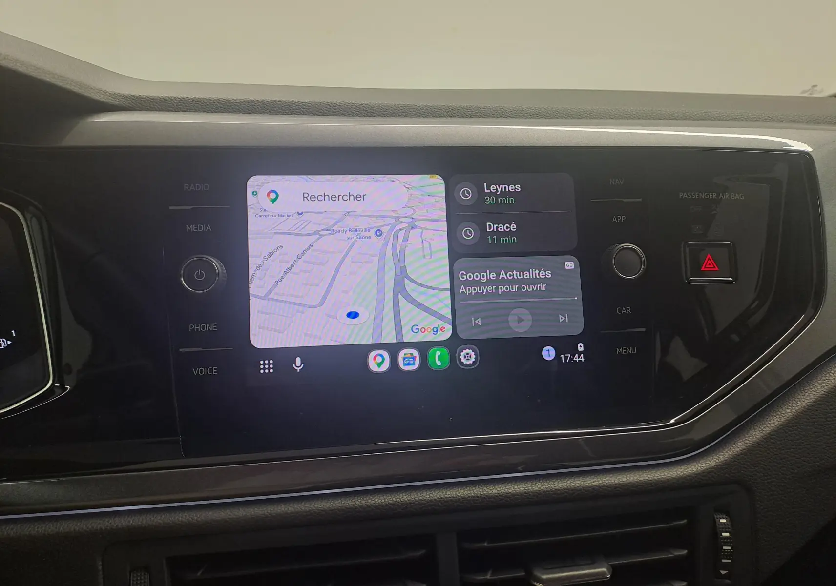 Écran central tactile de la Volkswagen Polo 2025 affichant la navigation et les options multimédia.
