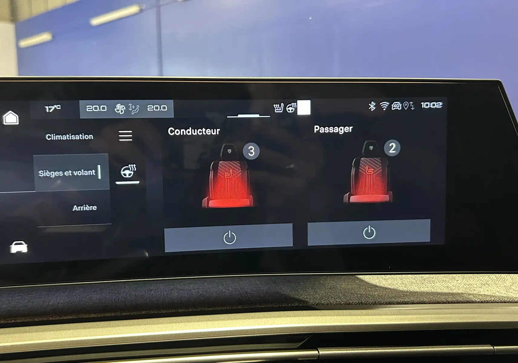 Écran tactile intérieur du Peugeot 5008 Hybrid 2025 montrant le réglage des sièges chauffants conducteur et passager.