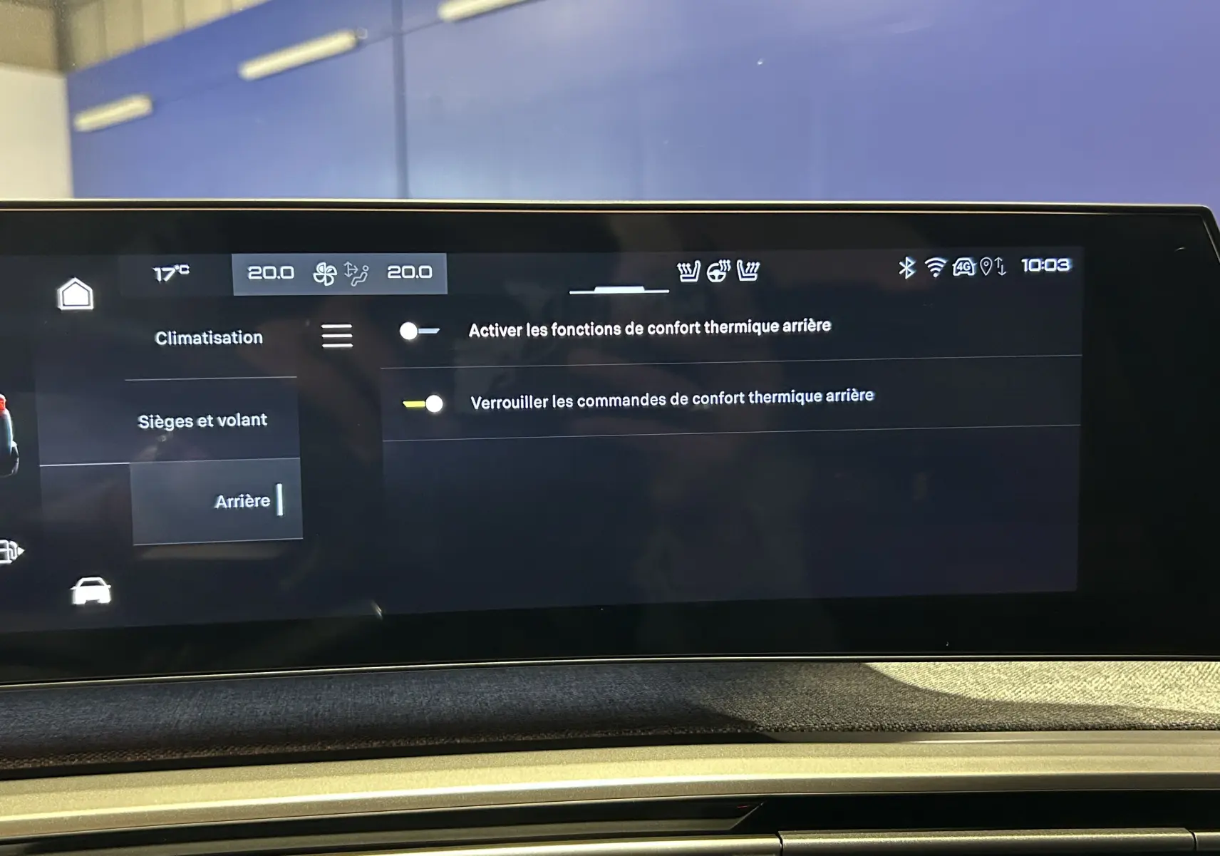 Écran tactile intérieur du Peugeot 5008 Hybrid gris titane, affichant les réglages de confort thermique arrière.