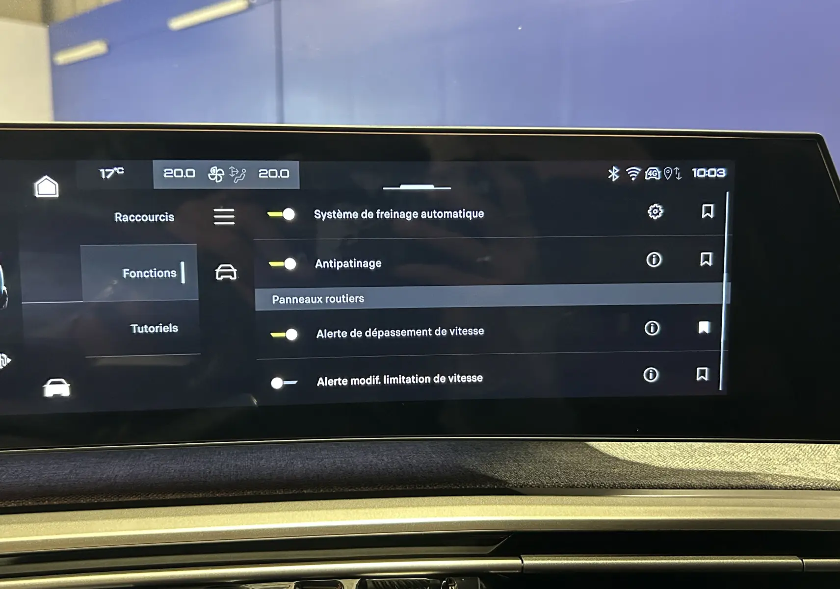 Écran tactile intérieur du Peugeot 5008 Hybrid 145ch GT affichant les réglages d’aides à la conduite.