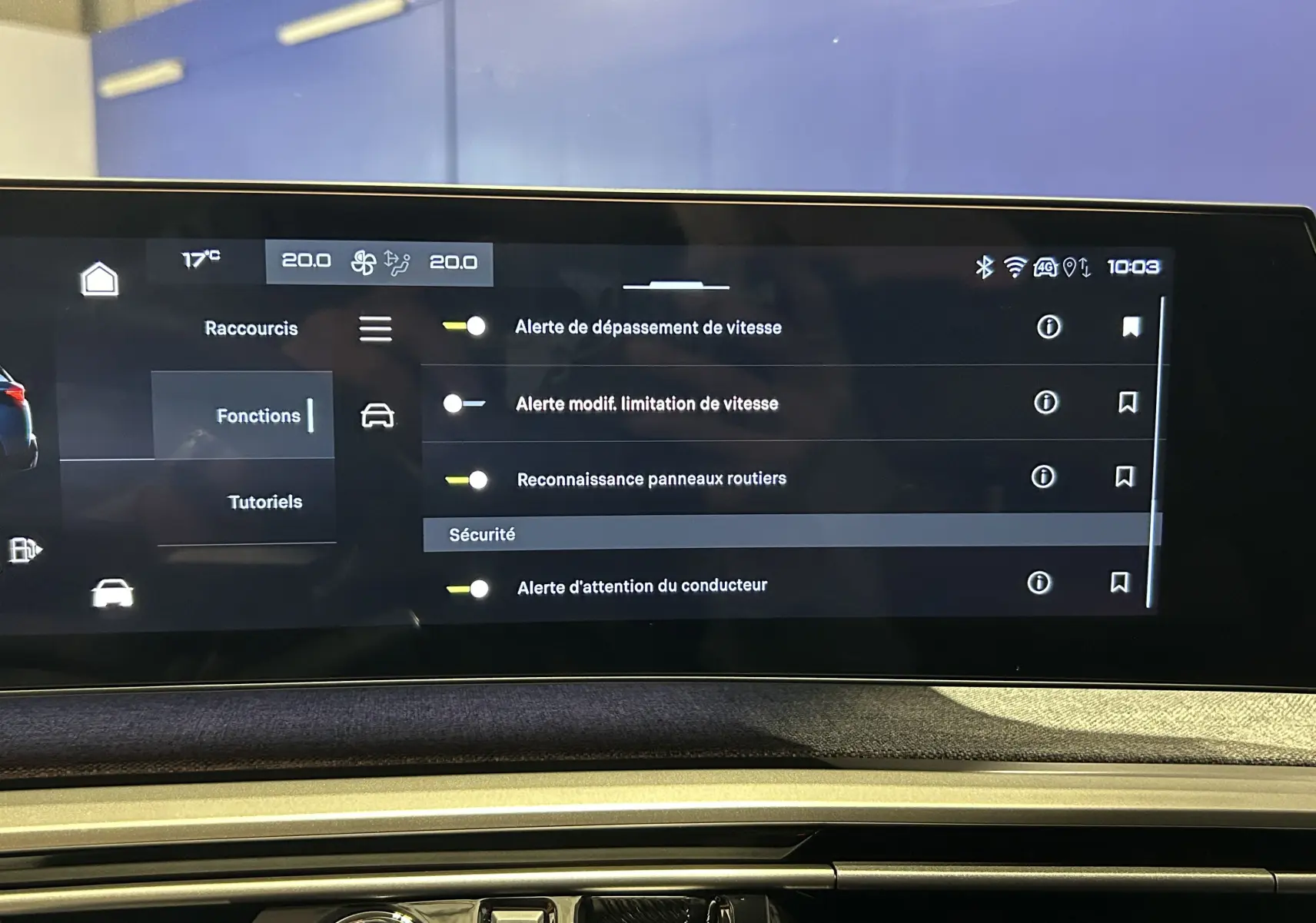 Écran tactile central du tableau de bord du Peugeot 5008 Hybrid gris titane, affichant les options de sécurité activées.