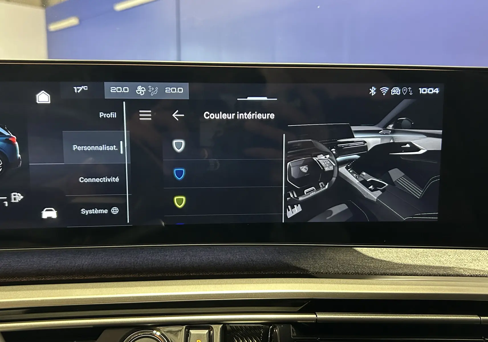 Écran tactile intérieur du Peugeot 5008 Hybrid 2025 montrant le menu de personnalisation avec vue du tableau de bord en gris.