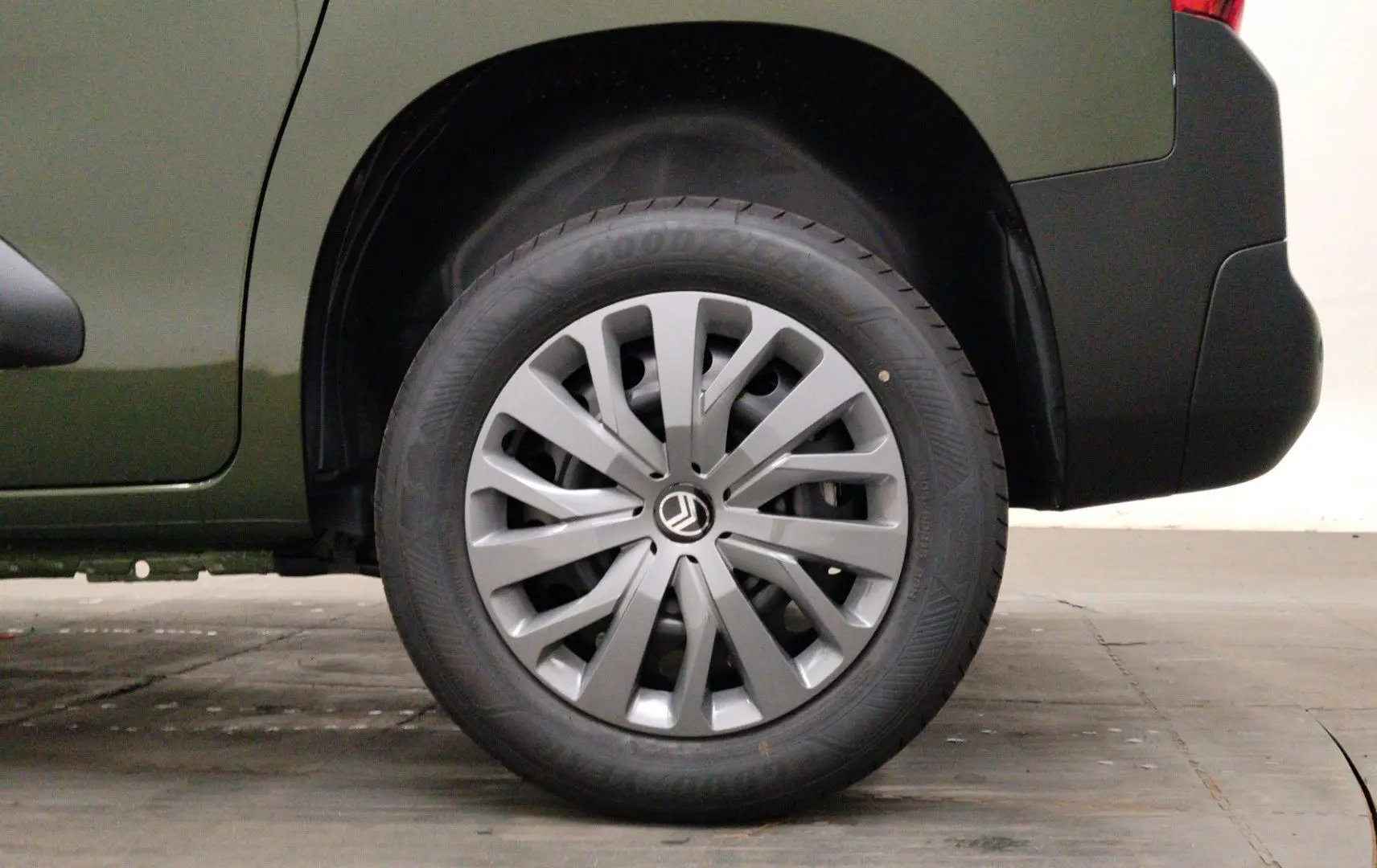 Gros plan sur la roue arrière droite du Citroën Berlingo Multispace 2026 en vert Sirkka avec jante argentée.