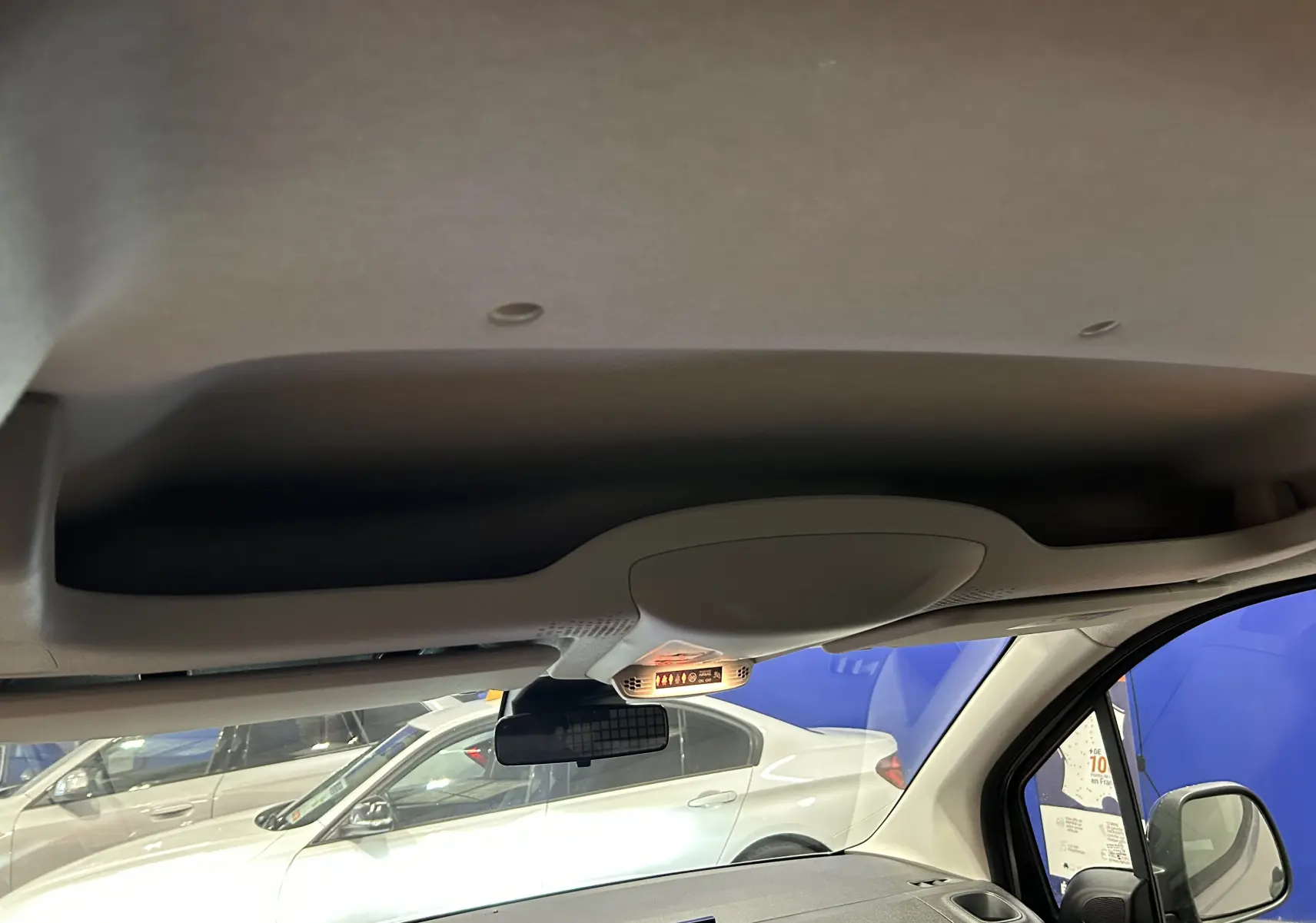Vue intérieure du toit et pare-brise du Citroën Berlingo Multispace 2026, avec rétroviseur et lumière intérieure allumée.