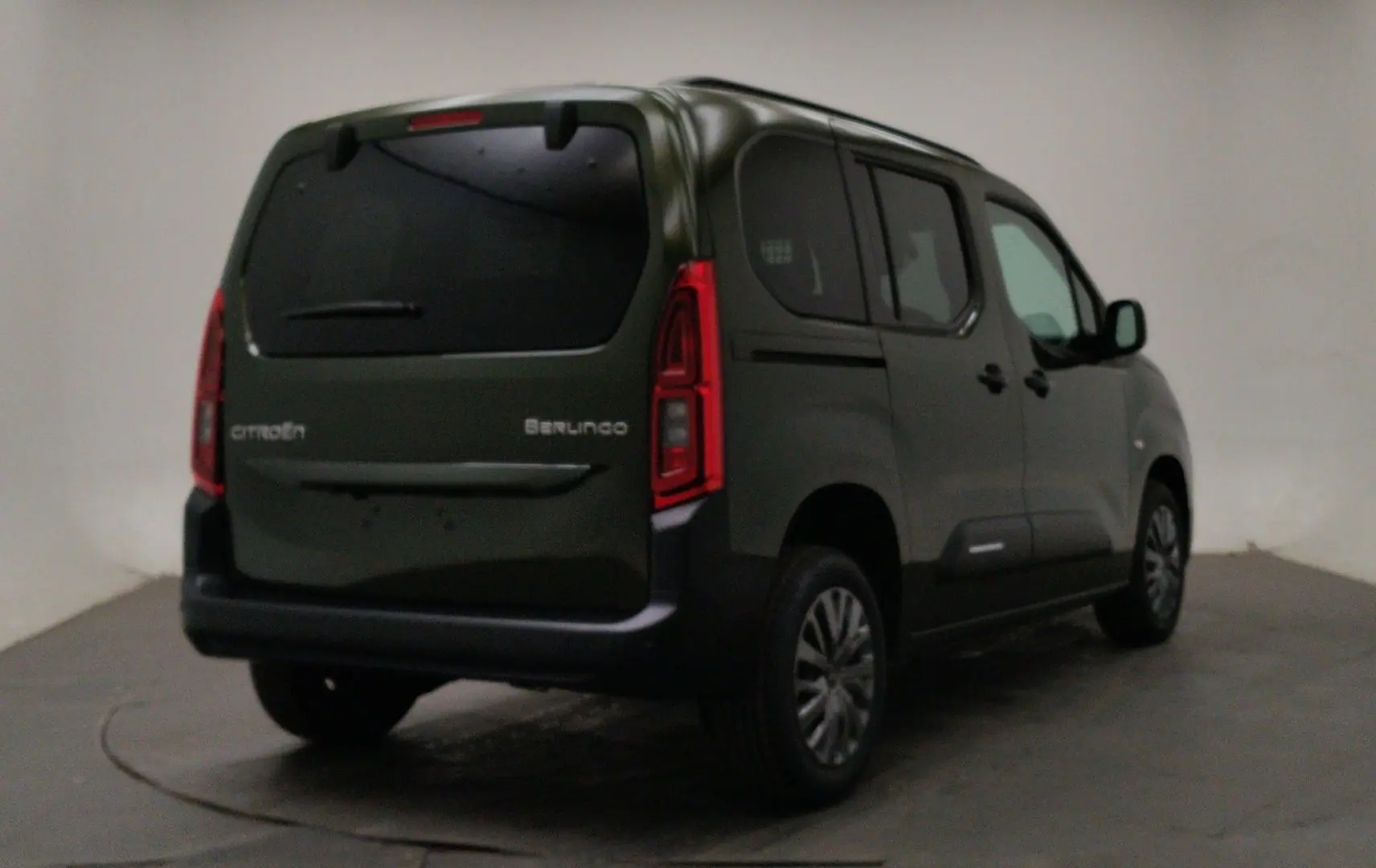 Vue 3/4 arrière droite d'un Citroën Berlingo Multispace 2026 vert Sirkka avec vitres surteintées et porte coulissante.
