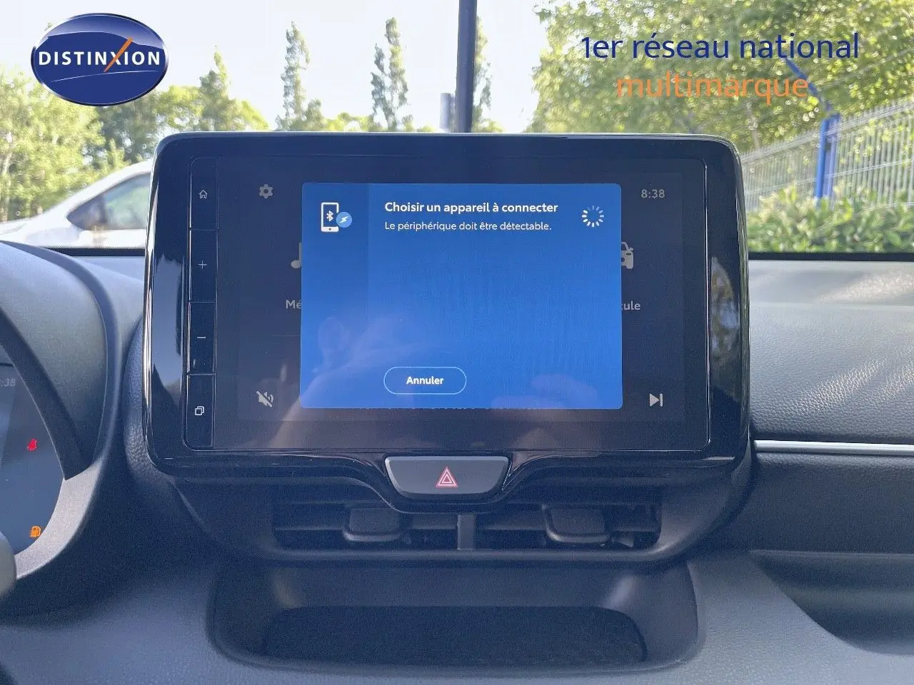 Écran tactile central affichant le menu Bluetooth dans l'habitacle d'une Toyota Yaris Hybrid 2025 noir métal.
