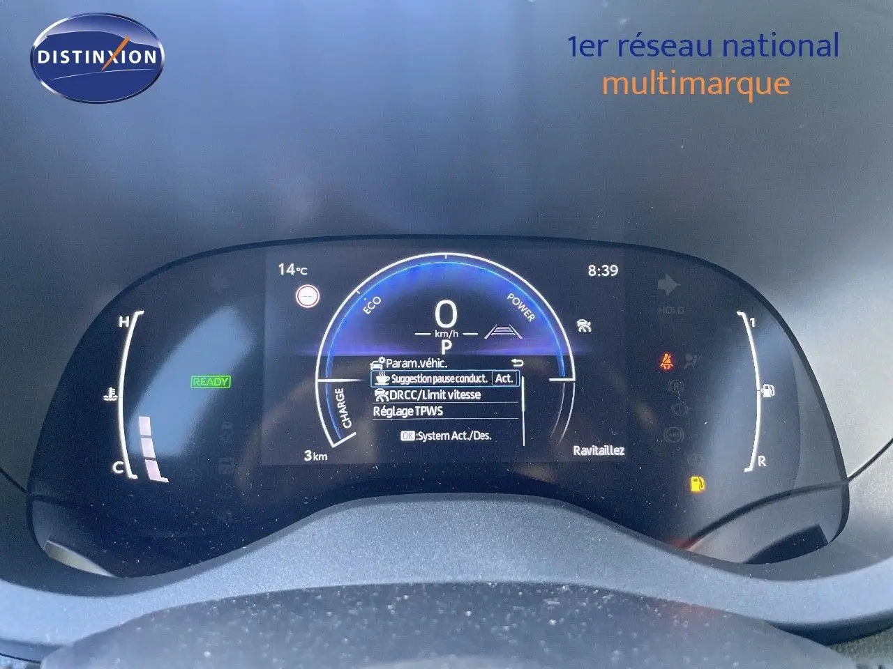 Tableau de bord numérique de la Toyota Yaris Hybrid 2025 affichant la vitesse à 0 km/h et diverses alertes.