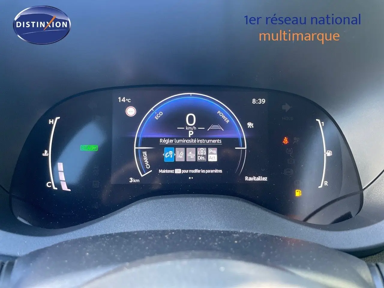 Tableau de bord numérique de la Toyota Yaris Hybrid 2025 affichant vitesse, température et indicateurs de conduite.