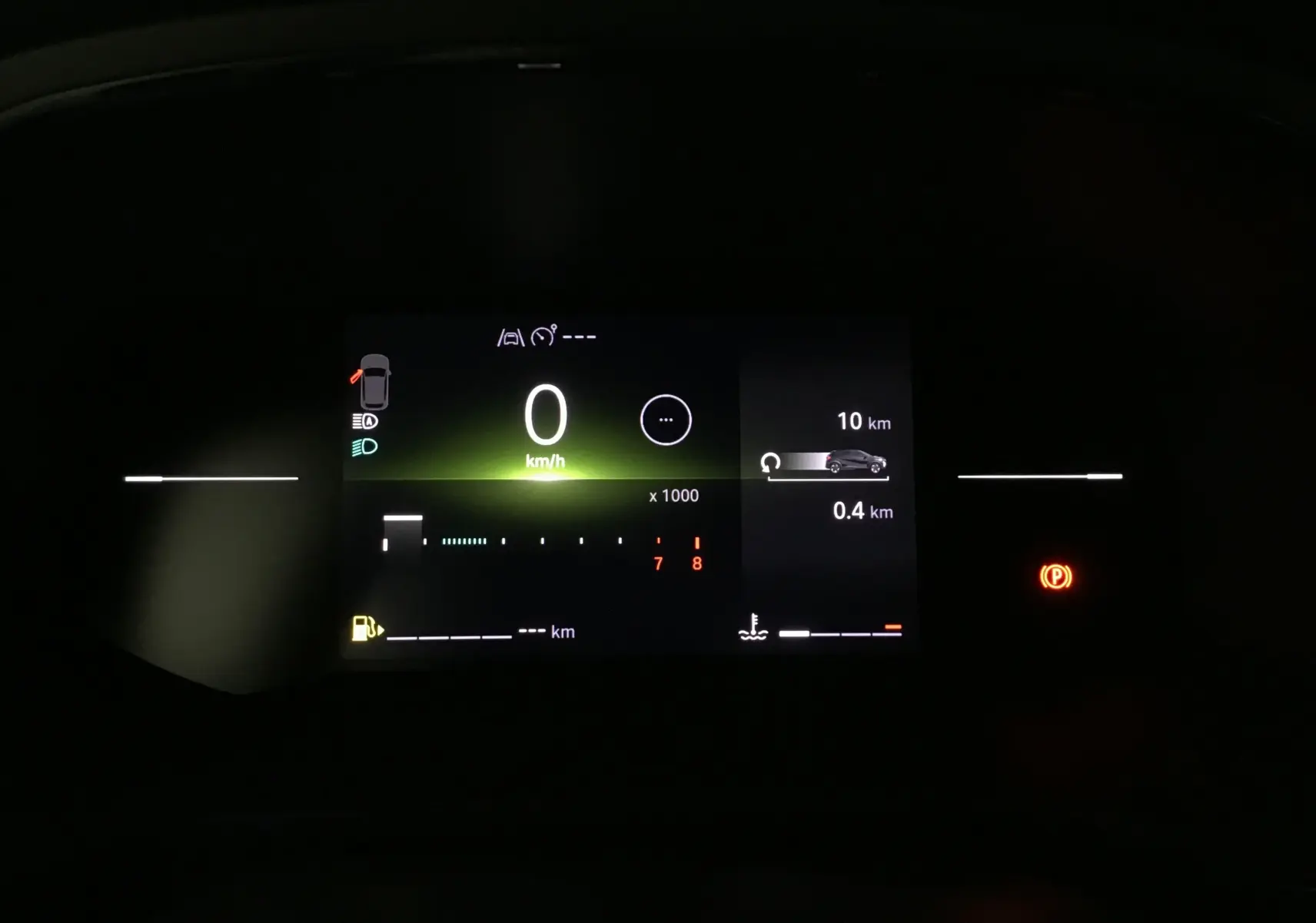 Affichage numérique du tableau de bord du Renault Captur 2025, montrant vitesse à 0 km/h et indicateurs lumineux actifs.