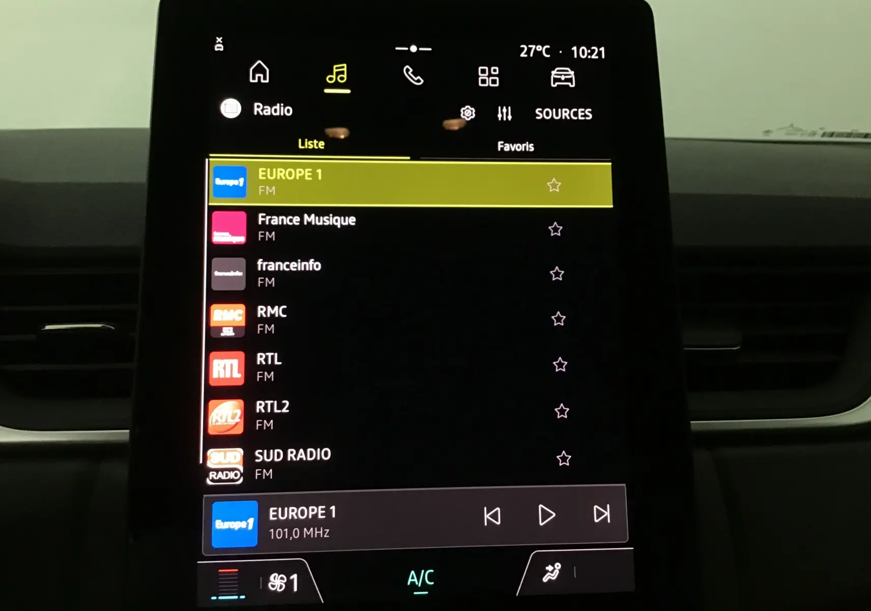 Écran tactile central du Renault Captur 2025 affichant la liste des radios FM avec ambiance intérieure sombre.