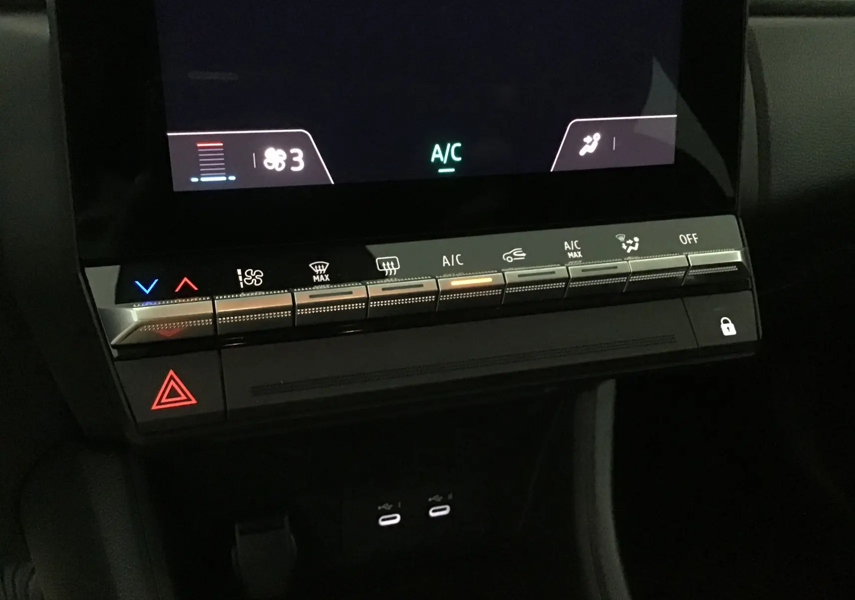 Vue rapprochée de la console centrale du Renault Captur 2025 montrant les commandes tactiles de climatisation et les ports USB.
