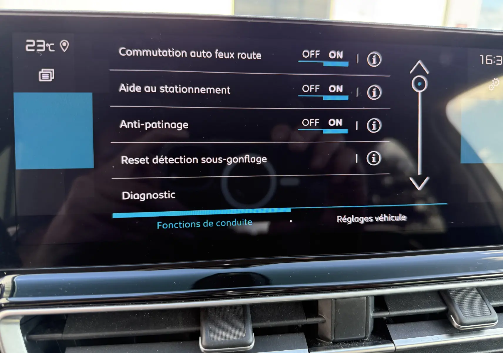 Écran tactile central du Citroën C5 Aircross 2024 affichant les réglages d'aide à la conduite avec interface moderne.