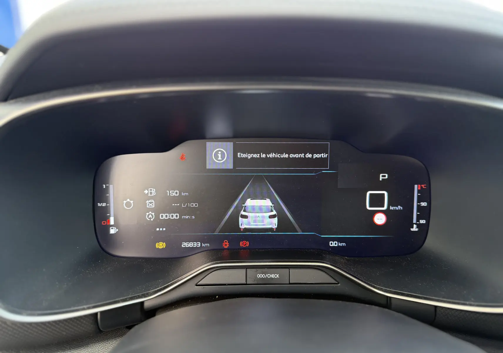 Tableau de bord numérique du Citroën C5 Aircross 2024, affichant la vitesse à 0 km/h et un message d'arrêt.