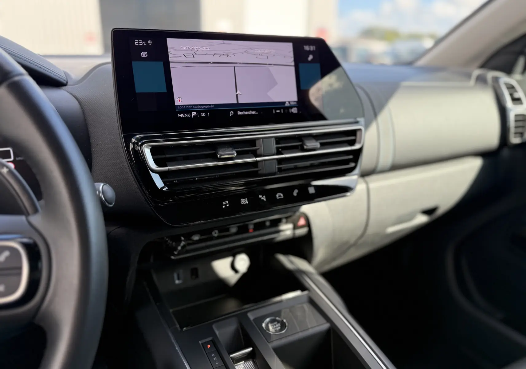 Vue intérieure du tableau de bord et console centrale du Citroën C5 Aircross 2024 avec écran tactile et commandes modernes.