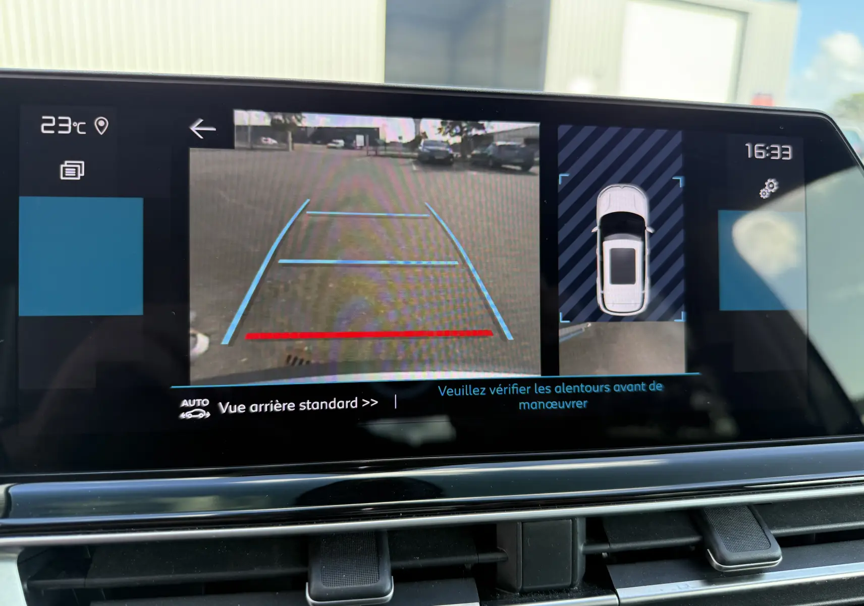Écran de caméra de recul du Citroën C5 Aircross 2024 gris Artense, vue arrière avec guidage de stationnement.