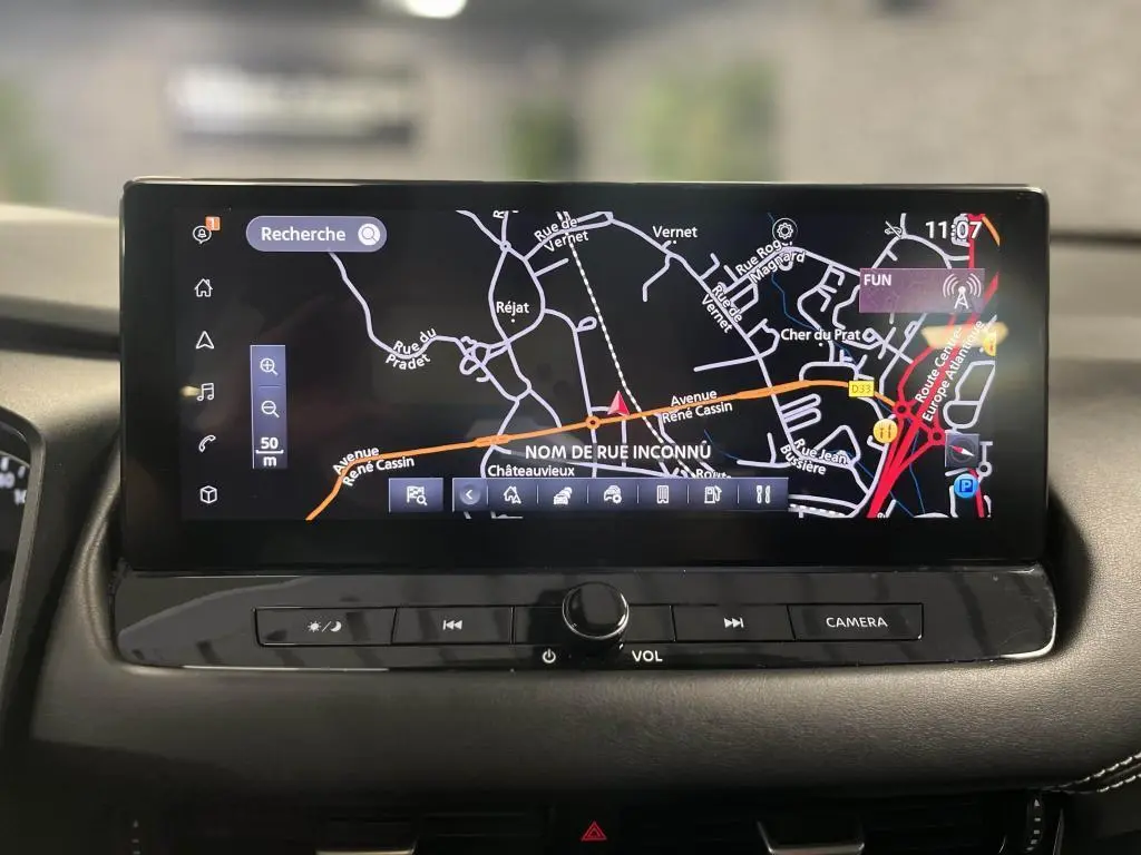 Écran tactile 9 pouces du système de navigation NissanConnect dans un Nissan Qashqai gris 2023.