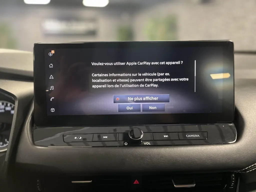 Écran tactile 9 pouces du système NissanConnect affichant une invite Apple CarPlay dans l'habitacle du Nissan Qashqai 2023.