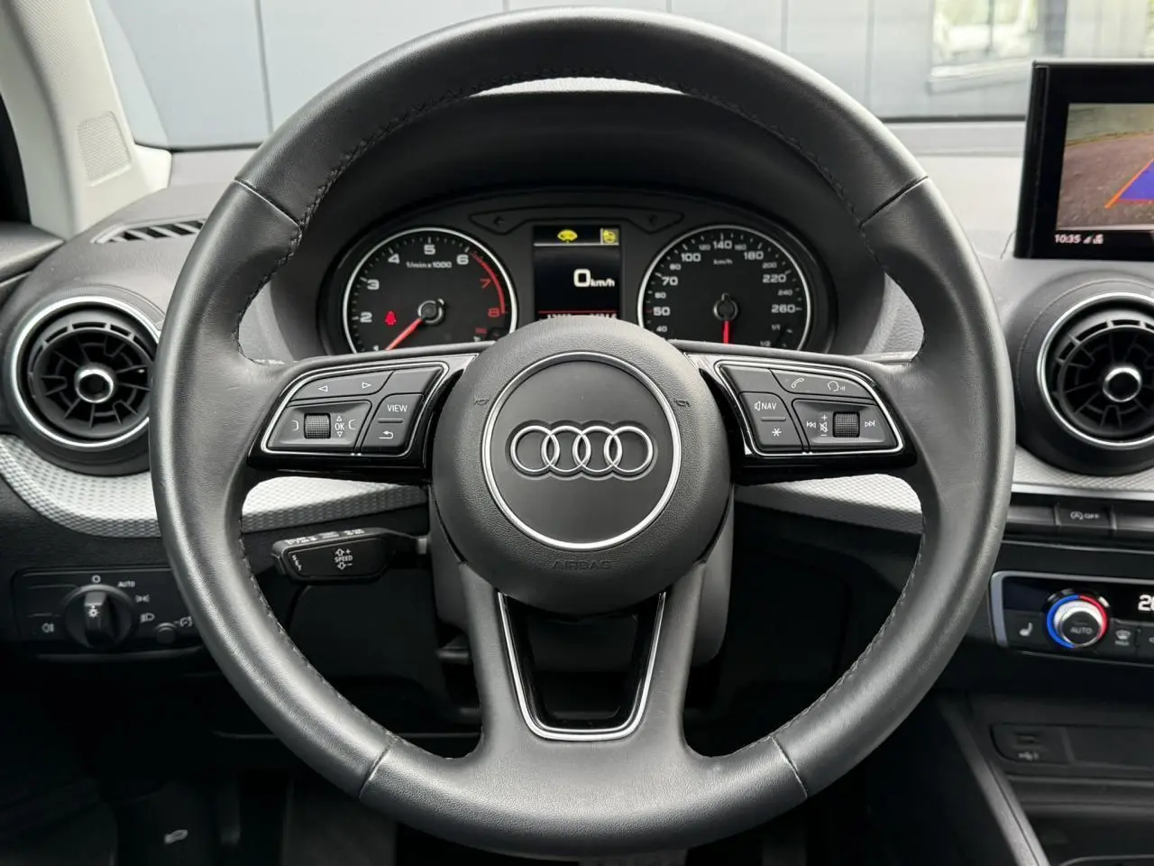 Volant en cuir noir avec commandes intégrées et tableau de bord numérique de l'Audi Q2 2023 finition S line.