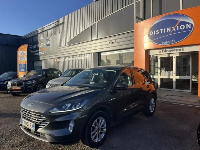 Ford Kuga 2.0 EcoBlue 150ch mHEV Titanium gris Magnetic métallisé, vue 3/4 avant avec jantes alliage 17 pouces.