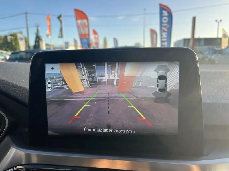 Vue de l'écran de caméra de recul du Ford Kuga 2.0 EcoBlue 2021, affichant les lignes de guidage colorées.