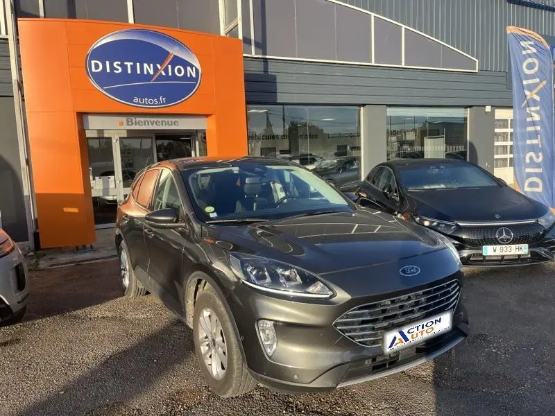 Ford Kuga 2.0 EcoBlue 150ch mHEV Titanium gris Magnetic métallisé, vue 3/4 avant droit devant concession.