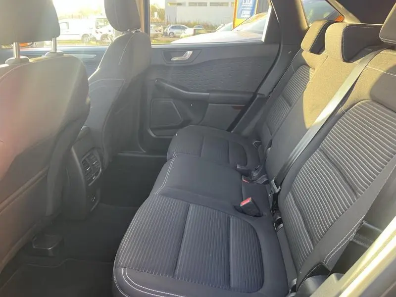 Vue intérieure côté droit montrant la banquette arrière en tissu noir rayé du Ford Kuga Titanium 2021.