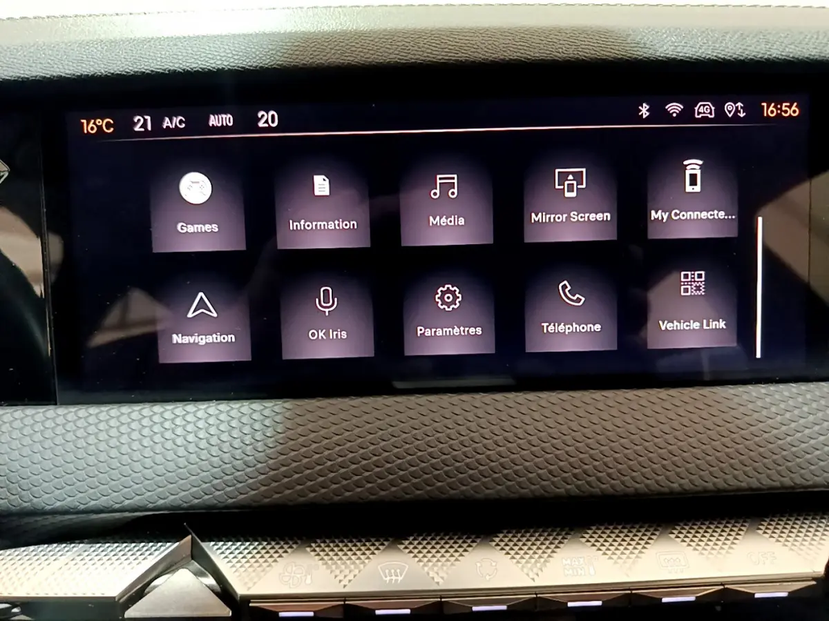 Écran tactile central du tableau de bord du DS4 E-TENSE 225 TROCADERO 2023 avec interface multimédia affichée.