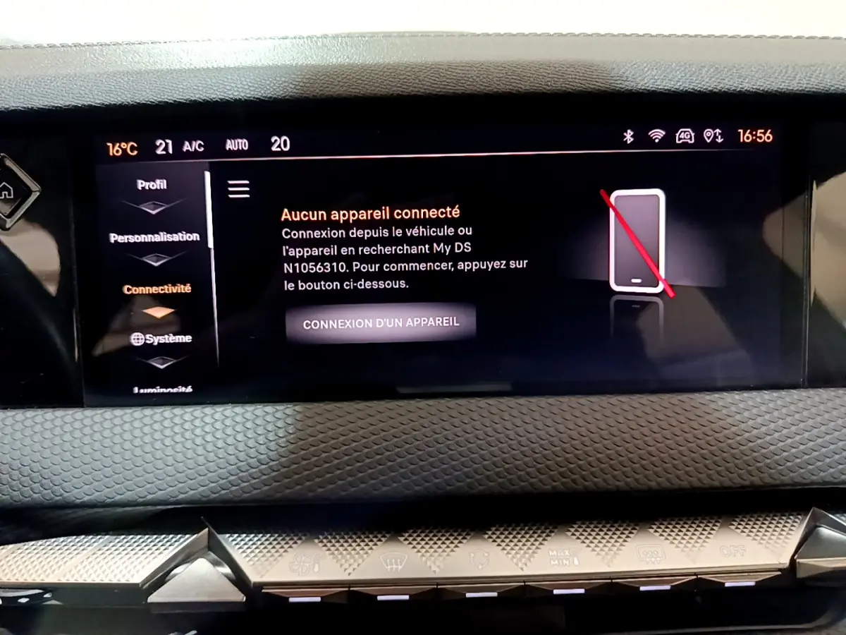 Écran tactile central du tableau de bord du DS4 E-TENSE 225 TROCADERO gris foncé, affichage connectivité sans appareil.