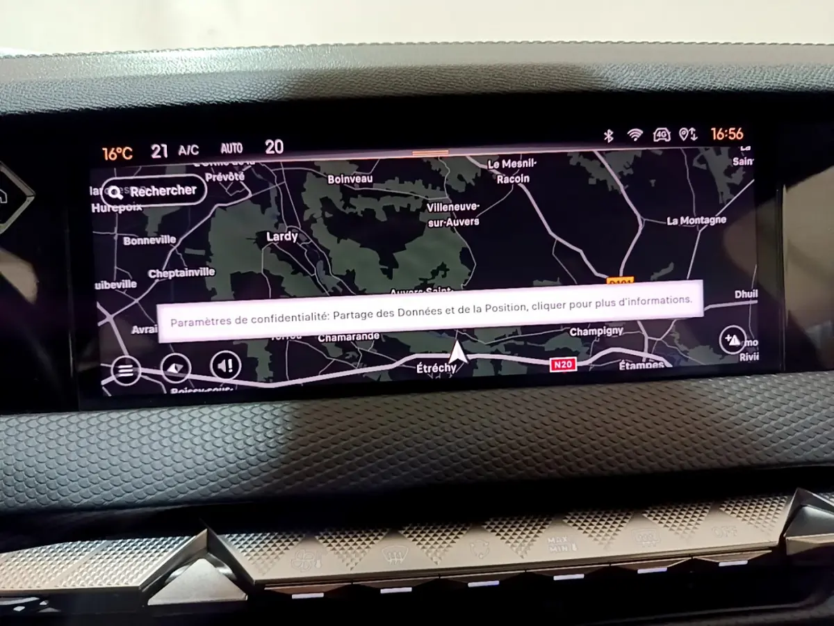 Écran tactile central du tableau de bord du DS4 E-TENSE 225 TROCADERO 2023 affichant une carte de navigation.
