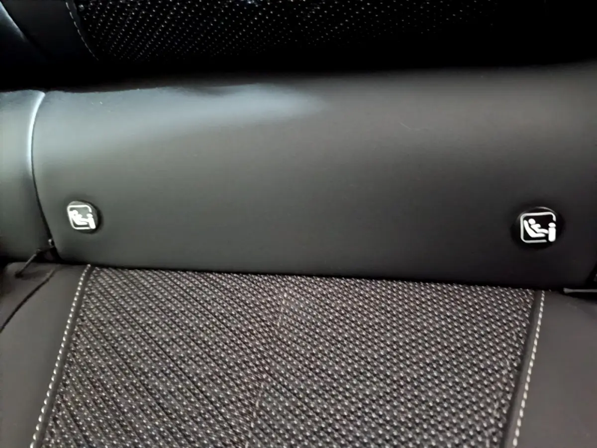 Gros plan sur l'assise arrière grise foncée du DS4 E-TENSE 225 TROCADERO avec fixations Isofix visibles.