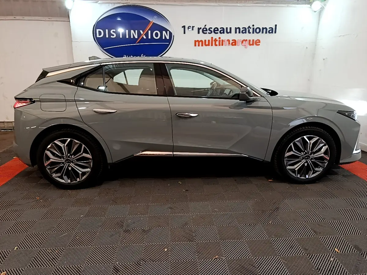 Profil côté gauche du DS4 E-TENSE 225 TROCADERO gris foncé 2023, avec jantes alliage et lignes dynamiques marquées.