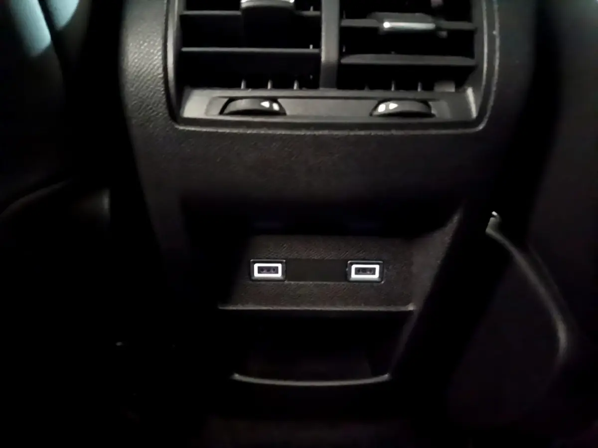 Prise USB double et bouches d’aération arrière noires dans l’habitacle du DS4 E-TENSE gris foncé 2023.