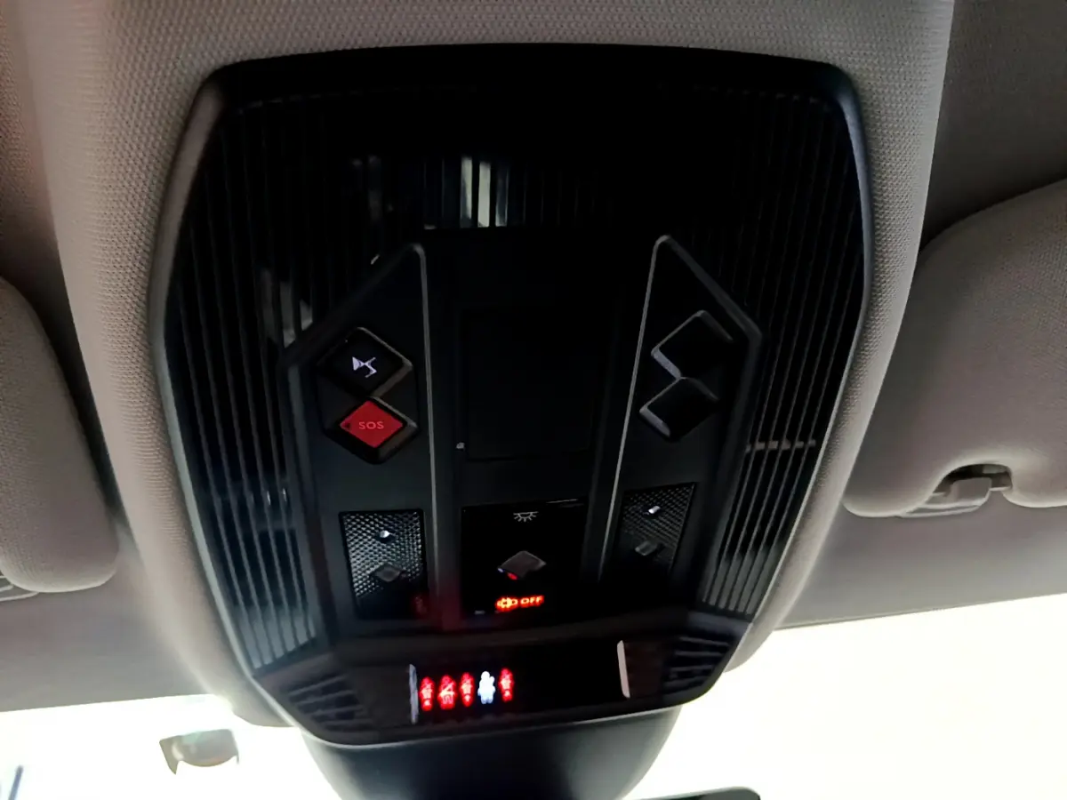 Panneau de commandes au plafond intérieur du DS4 E-TENSE 225 TROCADERO gris foncé, avec boutons SOS et éclairage.