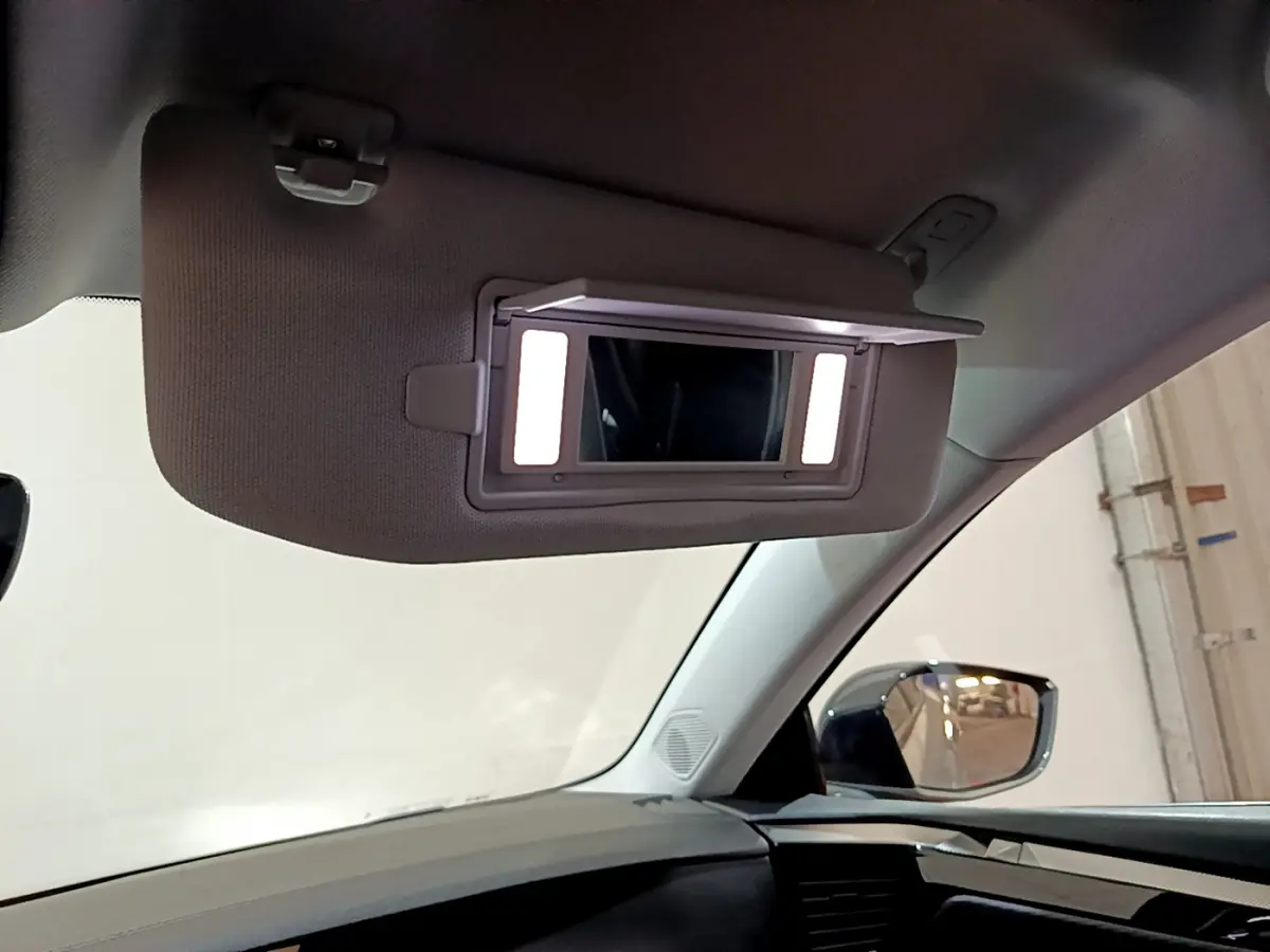 Miroir de courtoisie éclairé sur pare-soleil côté conducteur dans l’habitacle gris clair du DS4 E-TENSE 2023.