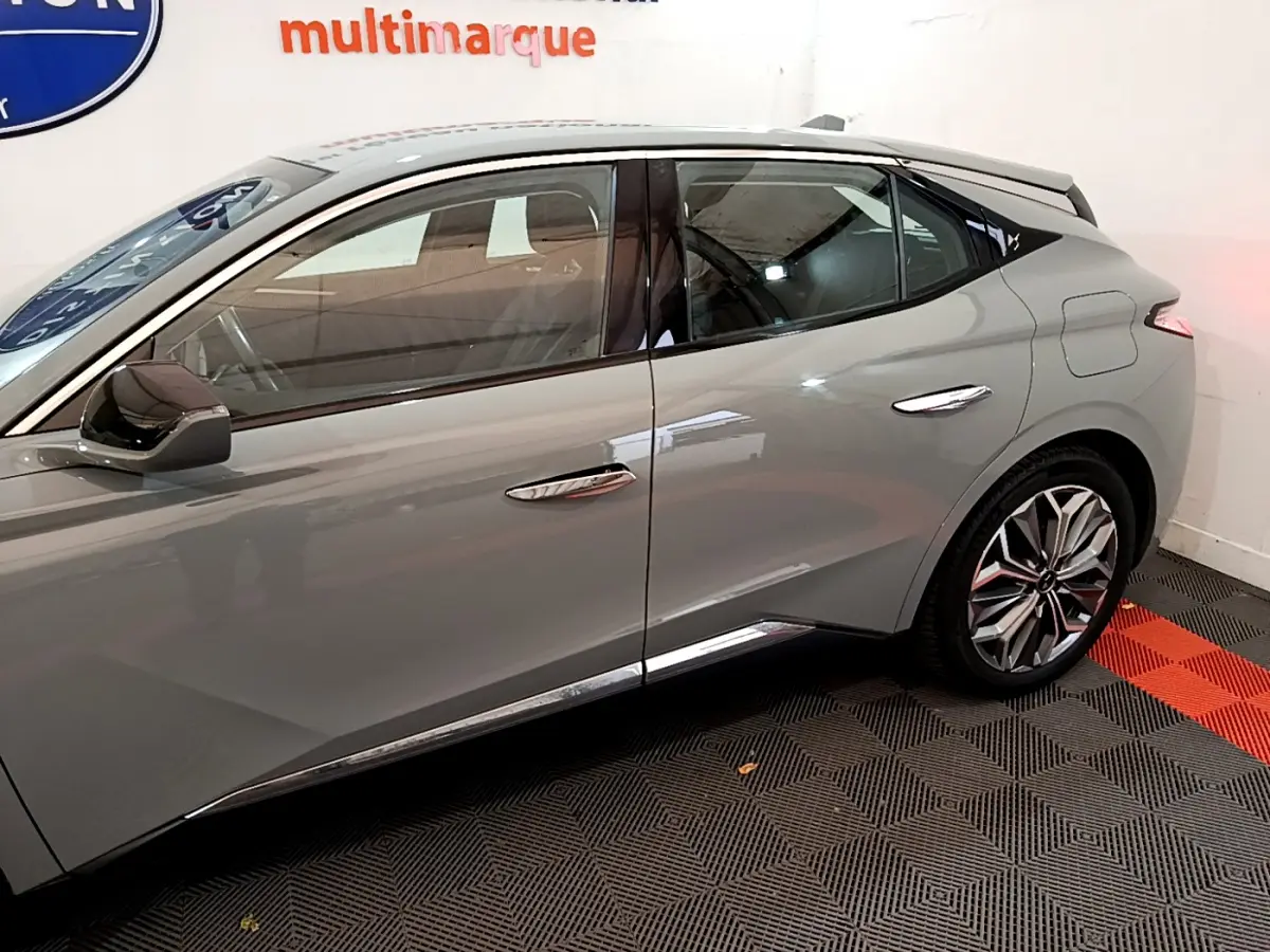 Vue latérale droite d'une DS4 E-TENSE 225 TROCADERO gris foncé avec jantes alliage et poignées chromées.