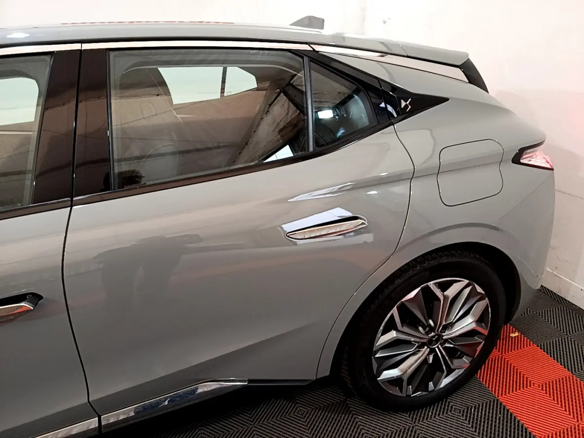 Vue côté droit arrière du DS4 E-TENSE 225 TROCADERO gris foncé, mettant en valeur la porte arrière et la jante design.